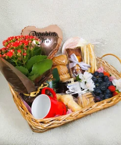 Cesta de Café da Manhã Grande em Vime com Balão Coração M, Frios e Flor Plantada